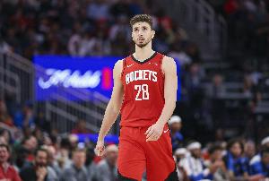 九游官网下载-全面！申京上半场8投4中得到9分4篮板3助攻 0失误